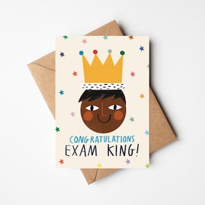 Exam King - 12x18cm Karte - Well Done On Your Exams mit Kraft Umschlag - Niedliche Schulabschluss Graduierung Glückwünsche Handgezeichnete Illustration Gruß