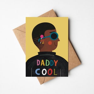 Daddy Coole 13x18 cm Geburtstags- / Vatertagskarte mit Kraft-Umschlag - bunt illustrierter Gruß für schwarzen Vater, Stiefvater oder neuen Vater