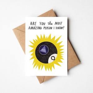 You Are The Most Amazing Person I know 13,5x17,8 cm Karte mit Kraft Umschlag – Lustig Illustriert zur Begrüßung – Nur weil – magischer 8 Ball