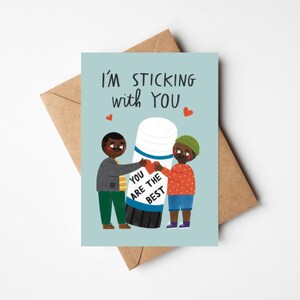 Je reste avec vous - Joli jeu de mots avec de la colle - Amitié masculine noire, anniversaire gay ou carte de la Saint-Valentin - 5 x 7 pouces avec enveloppe