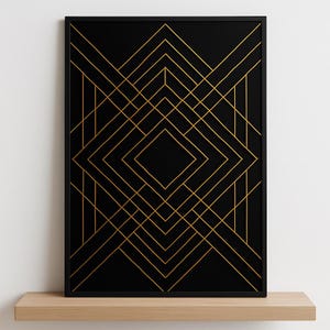 Könnte beinhalten: Schwarz gerahmter Kunstdruck mit einem geometrischen Golddesign. Das Kunstwerk zeigt ein symmetrisches Muster aus sich kreuzenden Linien und Rauteformen auf schwarzem Hintergrund. Der Druck wird auf einem hellen Holzregal präsentiert.