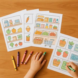Puede incluir: Tres hojas de papel blanco con ilustraciones de contorno negro de estantes de supermercado, alimentos y un carrito de compras, acompañadas de varios crayones de cera coloridos utilizados para colorear las imágenes impresas en el papel.