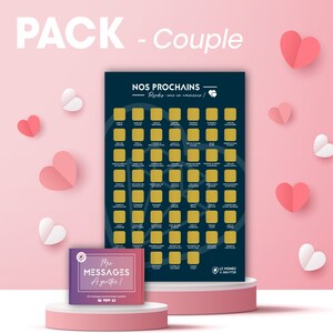 Peut inclure: Un poster à gratter et un petit livre sont présentés sur un fond rose avec des coeurs en papier. Le poster comporte des cases dorées et le texte "NOS PROCHAINS Rendez-vous en amoureux!". Le livre indique "Mes MESSAGES A gratter!"