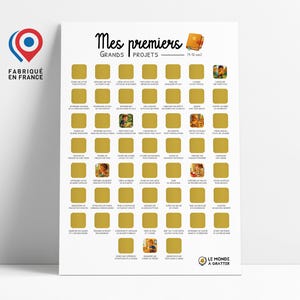 Peut inclure: Une affiche blanche avec le texte "Mes premiers Grands Projets" et "Fabriqué en France". L'affiche présente des carrés à gratter dorés avec des illustrations. Le coin inférieur droit porte le texte "Le Monde à Gratter".