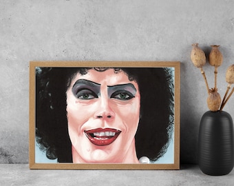 Puede incluir: Una ilustración enmarcada de una persona con cabello oscuro y maquillaje intenso, sonriendo con una expresión traviesa. La persona lleva una camisa blanca y tiene un fondo azul.
