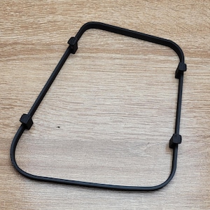 Op de afbeelding: Zwart plastic frame met vier vierkante hoeken. Het frame is flexibel en kan in verschillende vormen worden gebogen.