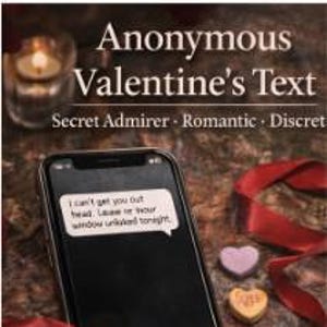 Puede incluir: Un teléfono inteligente muestra un mensaje de texto: "No puedo sacarte de mi cabeza. Deja tu ventana abierta esta noche." La imagen incluye una vela encendida, una cinta roja y caramelos en forma de corazón. El texto superior dice "Anonymous Valentine's Text."