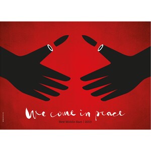 Pode incluir: Cartaz com fundo vermelho com duas mãos pretas estendidas uma para a outra, com balas no lugar dos dedos. O texto "We come in peace" está escrito em branco em itálico. Datado de 2016.