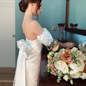 Vestido de novia midi con corsé. Vestido de novia con lazo. Vestido de ceremonia civil. Vestido de novia con falda recta. Vestido de novia elegante.