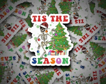 C'est l'autocollant squelette de saison | Autocollant de Noël | Autocollant de Noël | joyeux | Noël | Halloween Noël | Autocollant | Autocollant découpé