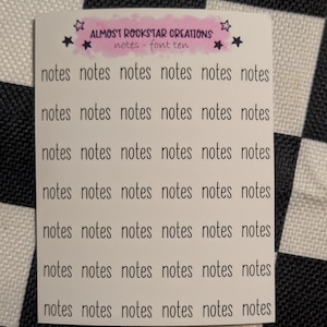 Puede incluir: Una pegatina blanca con la palabra "notas" repetida varias veces. La pegatina tiene el texto "ALMOST ROCKSTAR CREATIONS notes - font ten" en la parte superior, con acentos rosas y negros. El fondo es un patrón de cuadros blancos y negros.