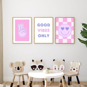 Póster con el símbolo de la paz y la cara sonriente a cuadros, Good Vibes Only. Impresiones digitales. Decoración para dormitorio, sala de juegos y dormitorio de niñas en rosa y morado. Juego de 3 piezas de arte mural.