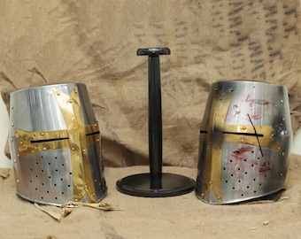 Casco de cruzado forjado a mano con cruz de latón: armadura de cosplay dañada por la batalla