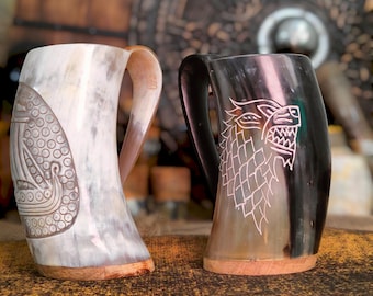 Juego de tazas personalizadas de cuerno vikingo artesanales / Base de madera personalizable / Taza medieval para beber hidromiel y cerveza