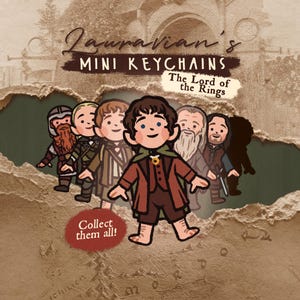 Peut inclure: Un ensemble de six mini porte-clés représentant des personnages du Seigneur des Anneaux. Les personnages sont représentés dans un style cartoon et portent tous leurs tenues emblématiques. Les porte-clés sont en métal et ont une finition brillante. Le texte "Lauravian's Mini Keychains" et "The Lord of the Rings" est affiché en haut de l'image. Le texte "Collect them all!" est affiché en bas de l'image.