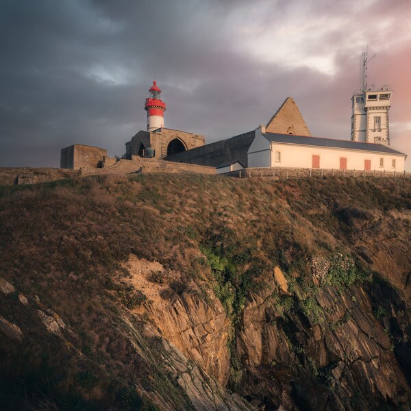 Crépuscule sur la Pointe Saint Mathieu : Falaise, Abbaye et Phare en Harmonie Dorée