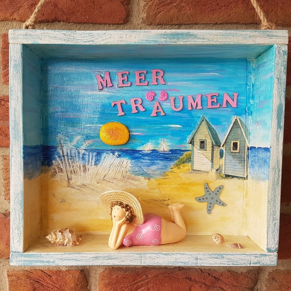 3D-Bild mit See-Motiv & Miniaturen | Upcycling aus Holz mit Meer, Badenixe, Sonne und Muscheln, Motto "Meer träumen" | Handbemaltes Unikat