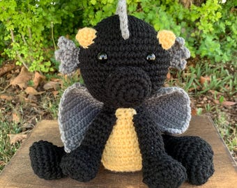 Ebony le bébé dragon noir