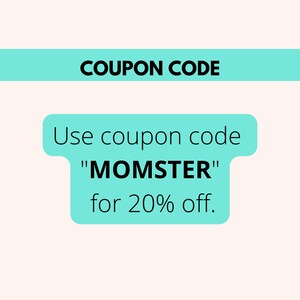 K&ouml;nnte beinhalten: Ein t&uuml;rkisfarbenes Rechteck mit dem Text "COUPON CODE" in Schwarz. Unter dem Rechteck befindet sich eine t&uuml;rkisfarbene Sprechblase mit dem Text "Nutzen Sie den Gutscheincode "MOMSTER" f&uuml;r 20% Rabatt."