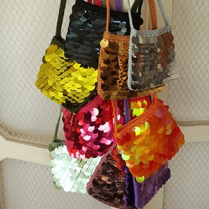 Mini Fashion Bag mit Pailletten, Kleine Paillette Pailletten Umhängetasche, 10 verschiedene Farben, schicke Häkeltasche, Elegante Handytasche, Makramee Kordel