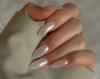 Hailey Bieber inspiré Chrome Pearl Nails, ongles blanc amande perle/faux ongles losanges/presse à la main sur les ongles/faux ongles en acrylique/
