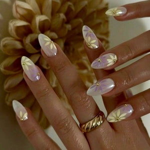 pearl white daisy flower nails /custom press on nails/ handmade Press on Nails/Faux Acrylic Nails/Press on Nails