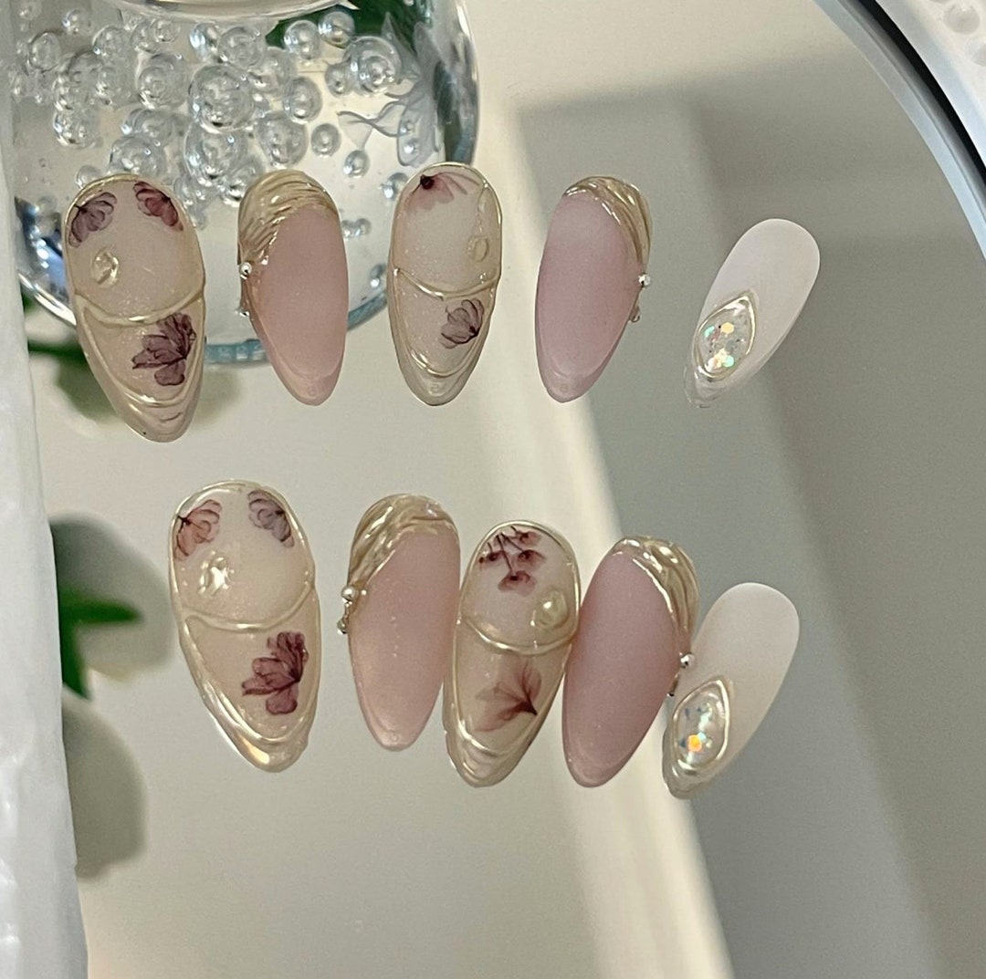 Almond Shape Nail Golden Line Flora Flower Nails Japanese Nails Kawaii ...