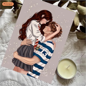 Puede incluir: Ilustración de una pareja abrazándose. La mujer lleva camisa blanca, falda gris y corbata a rayas rojas, el hombre una camiseta a rayas azules y blancas con el número 13. La obra tiene un ambiente romántico.