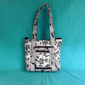 Bolso acolchado cosido a mano en blanco y negro