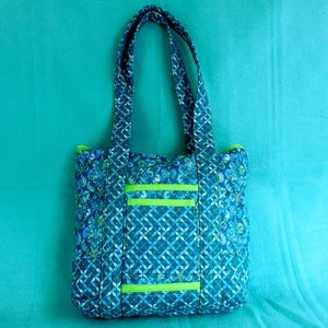 Bolso acolchado cosido a mano en azul verdoso y verde