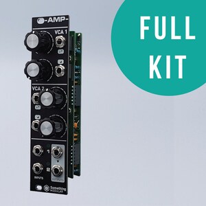 Può includere: Un modulo VCA per sintetizzatore modulare nero con quattro manopole nere, centri metallici argentati e molteplici jack di ingresso e uscita. Il pannello frontale presenta il testo -AMP-, VCA 1, VCA 2, INPUTS, OUTPUTS e Something MODULAR.