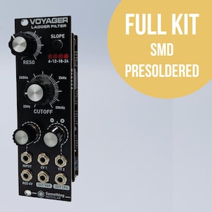 Könnte beinhalten: Ein schwarzes Voyager Ladder Filter Eurorack-Modul mit Knöpfen und Buchsen. Der Text "FULL KIT SMD PRESOLDERED" befindet sich in einem gelben Kreis im Hintergrund.