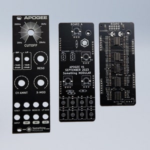 Pu&ograve; includere: Schede a circuito stampato in bianco e nero per un modulo sintetizzatore chiamato "Apogee V1" di "Something Modular". Il modulo ha una manopola, pulsanti e jack. Il testo "Apogee V1 Settembre 2023 Something Modular" &egrave; stampato sulla scheda.