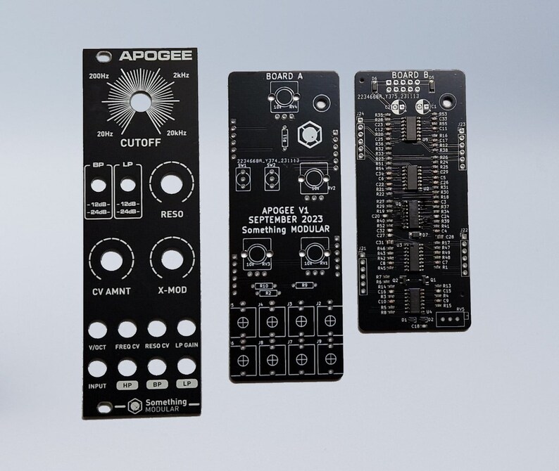 Pu&ograve; includere: Schede a circuito stampato in bianco e nero per un modulo sintetizzatore chiamato "Apogee V1" di "Something Modular". Il modulo ha una manopola, pulsanti e jack. Il testo "Apogee V1 Settembre 2023 Something Modular" &egrave; stampato sulla scheda.
