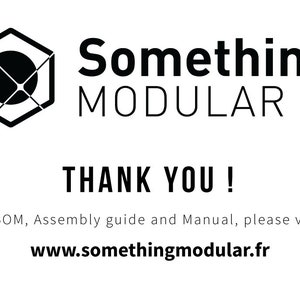 Pu&ograve; includere: Logo in bianco e nero per Something Modular, un'azienda che produce mobili modulari. Il logo presenta un esagono con un cerchio al suo interno. Il testo "Something Modular" &egrave; scritto sotto il logo. Il testo "Thank You!" &egrave; scritto sotto il logo. Il testo "For BOM, Assembly guide and Manual, please visit: www.somethingmodular.fr" &egrave; scritto sotto il testo "Thank You!"