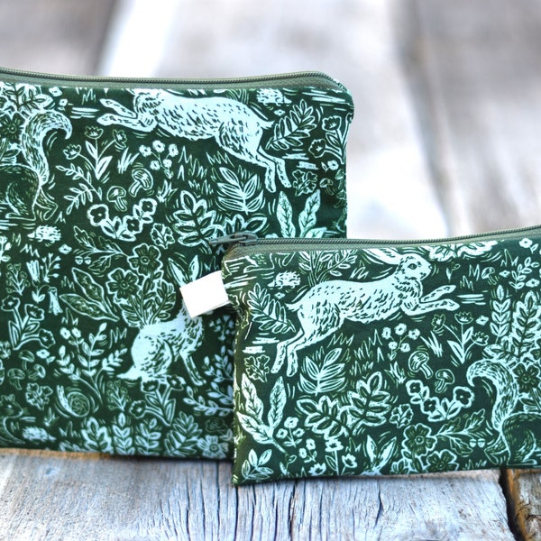 Bolsa para snacks Rifle Paper Co. Woodland: Bolsa verde impermeable con cremallera de conejo