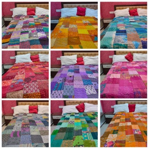 Può includere: Nove diverse trapunte kantha in vari colori e motivi, tra cui viola, rosa, verde, blu e giallo. Ogni trapunta è realizzata in tessuto patchwork e ha un design unico. Le trapunte sono esposte su letti con cuscini bianchi.