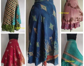 Può includere: Una collezione di gonne a portafoglio in vari colori e fantasie. Le gonne presentano disegni in verde acqua, rosso, rosa e blu. Alcune gonne hanno motivi floreali, mentre altre hanno disegni geometrici o astratti. Le gonne sono esposte su manichini.