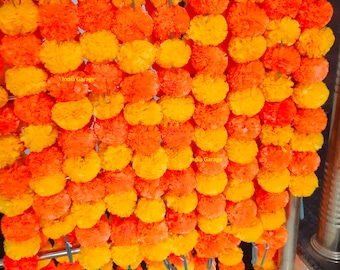 Op de afbeelding: Een levendige weergave van goudsbloemen in oranje en gele tinten. De bloemen zijn in een dicht, gelaagd patroon gerangschikt, wat een visueel opvallende bloemschikking creëert. De afbeelding toont de heldere kleuren en texturen van de bloemen.