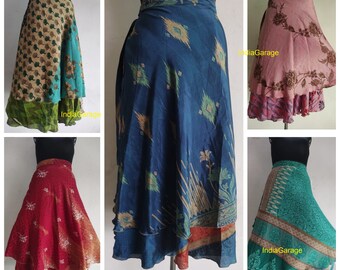 Pode incluir: Cinco saias de enrolar diferentes feitas de saris reciclados. As saias são de várias cores e padrões, incluindo azul, verde, rosa, vermelho e marrom. Cada saia tem um design único e é em camadas para um visual fluido.