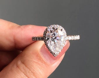 Anello con pavé di diamanti creati in laboratorio a forma di pera: anello di fidanzamento in oro 14 carati con rivestimento CVD.