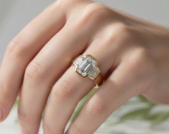 Anillo de compromiso de oro amarillo de 18 quilates con tres piedras, engastadas con diamantes y certificación IGI de esmeralda.