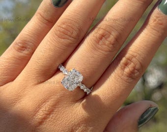 Anello di fidanzamento con diamante sintetico taglio cuscino da 3,08 carati, in oro bianco 18 carati con pavé di diamanti.