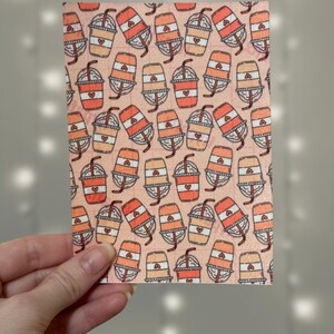 Puede incluir: Una tela de color rosa y naranja con un dise&ntilde;o repetido de tazas de caf&eacute; con corazones y pajitas.