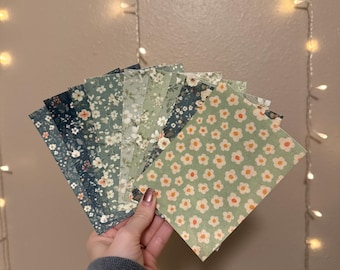 Cinta médica Hypafix con diseño floral verde para sondas de alimentación, vías centrales, oxígeno o dispositivos médicos.