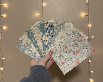 Cinta médica Hypafix con diseño floral azul claro para sondas de alimentación, vías centrales, oxígeno o dispositivos médicos.