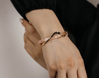 Bracelet femme. Un bracelet simple au design torsadé pour femme.