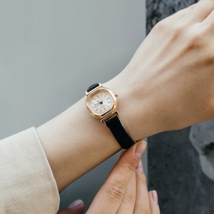 Montre rétro. Petite montre femme.