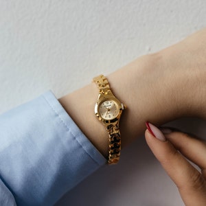 Petite montre femme. Montre simple. Montre minimaliste Watch4