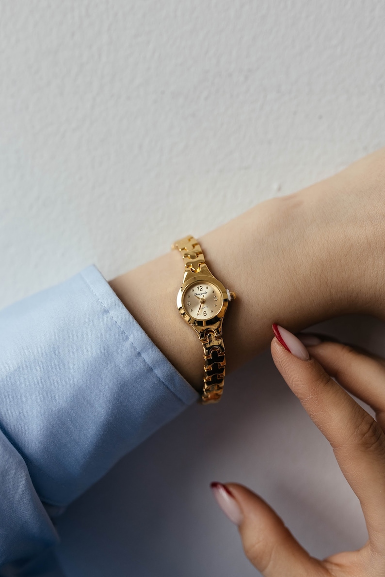 Petite montre femme. Montre simple. Montre minimaliste Watch4